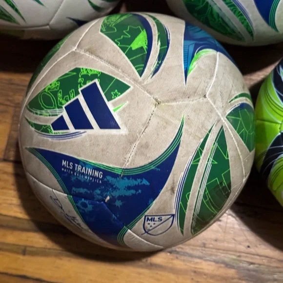 Size 4 soccer ball - Picture 3 of 10